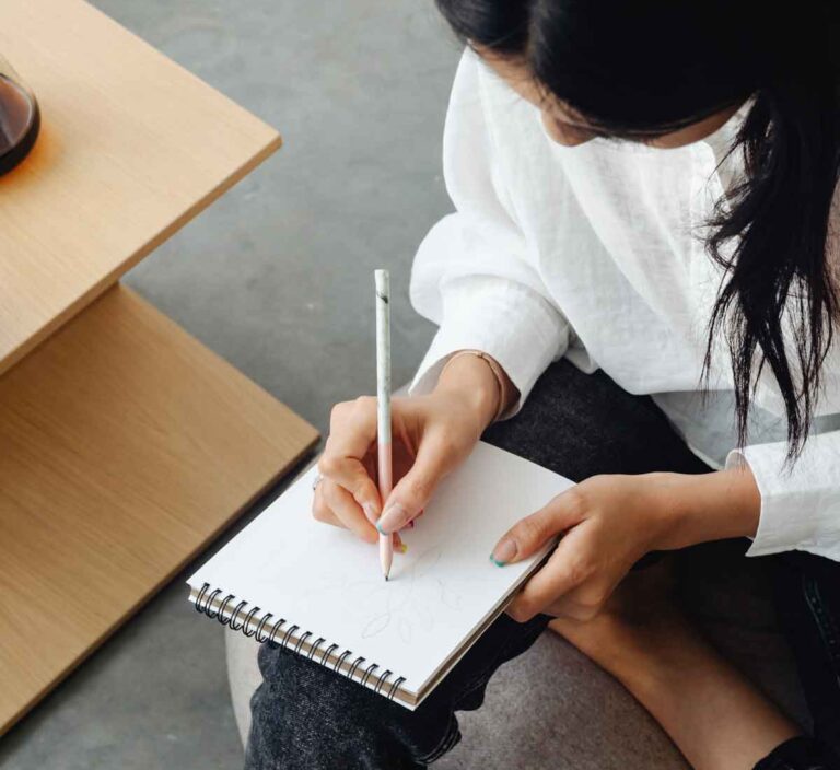 A women drawing on a sketchbook